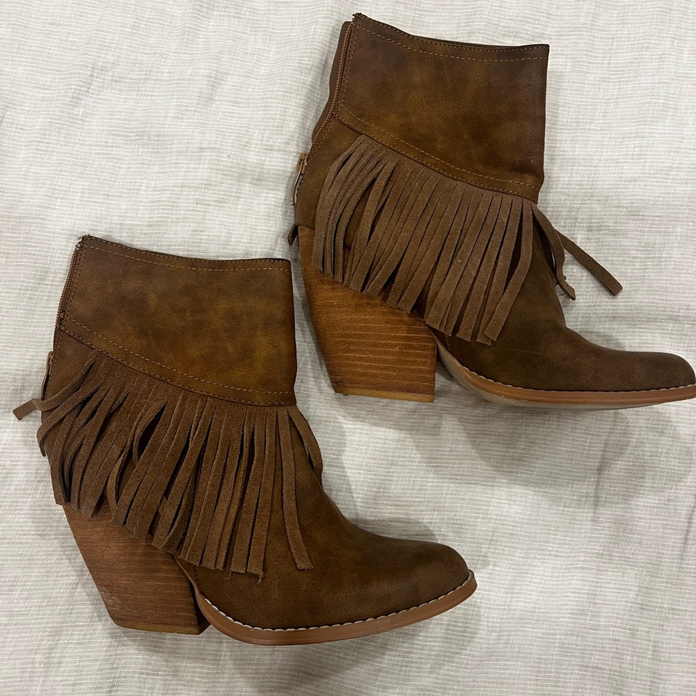 Very Volatile Khloe Brown Faux Suede Fringe Western Wedge Booties Sz 8